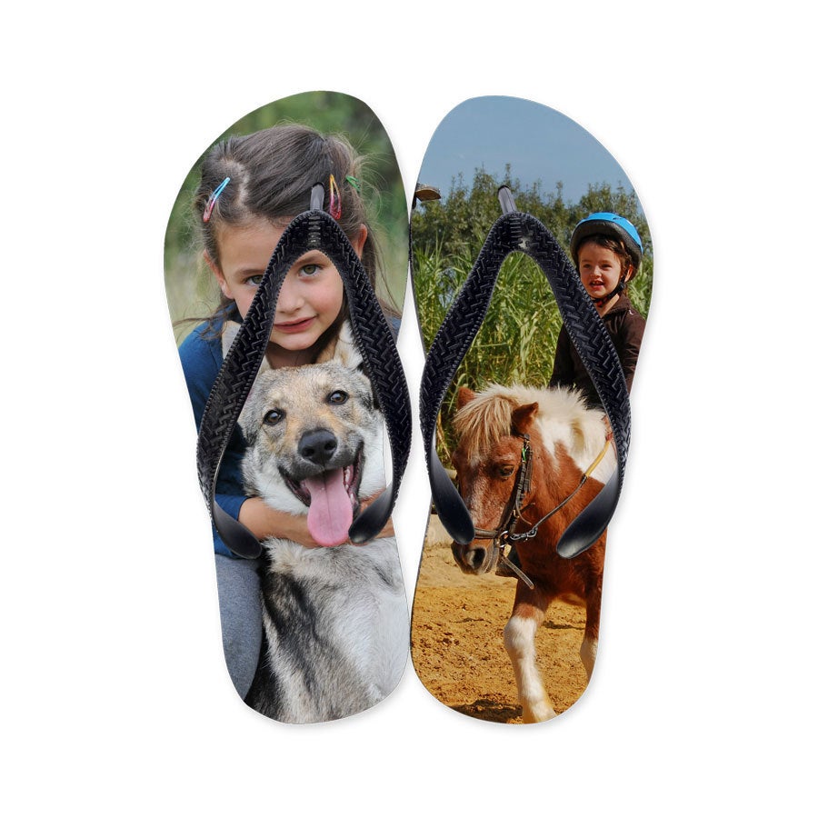 Individuelle Zehensandalen mit bedrucktem Foto eines Mädchens mit Hund und einem Mädchen auf einem Pony