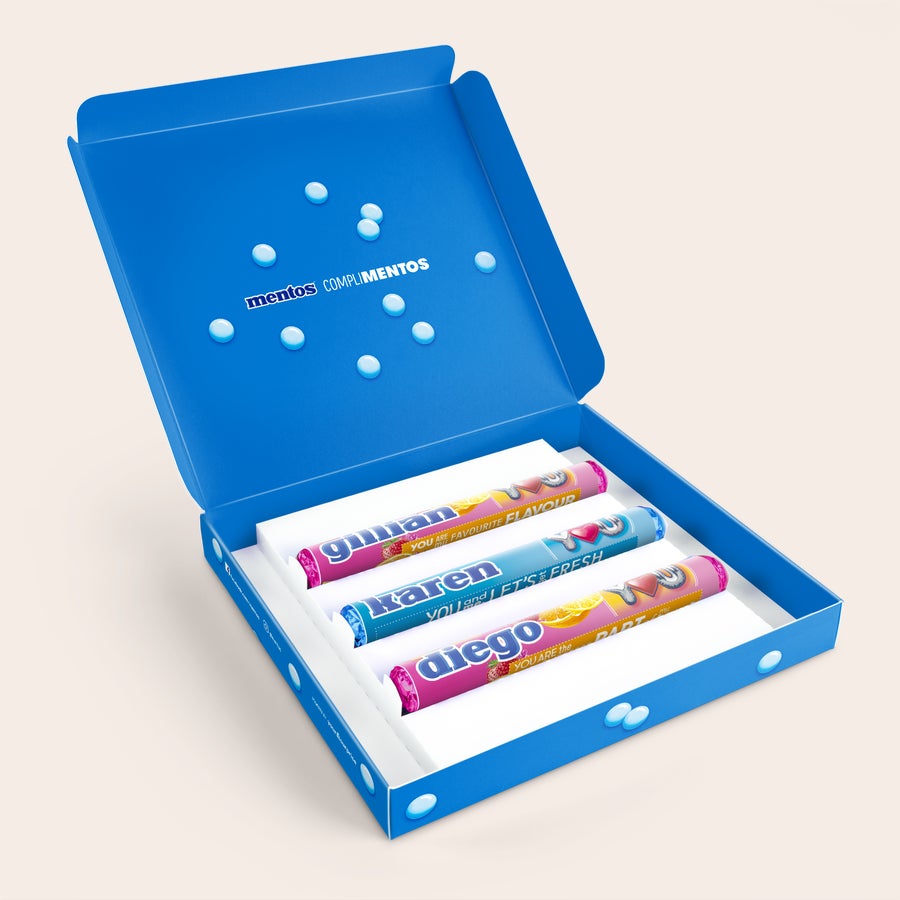 Caixa Presente Mentos Caixa de presente azul com 3 rolos de Mentos personalizados com nomes e frases impressas, para surpreender a pessoa que adora doces