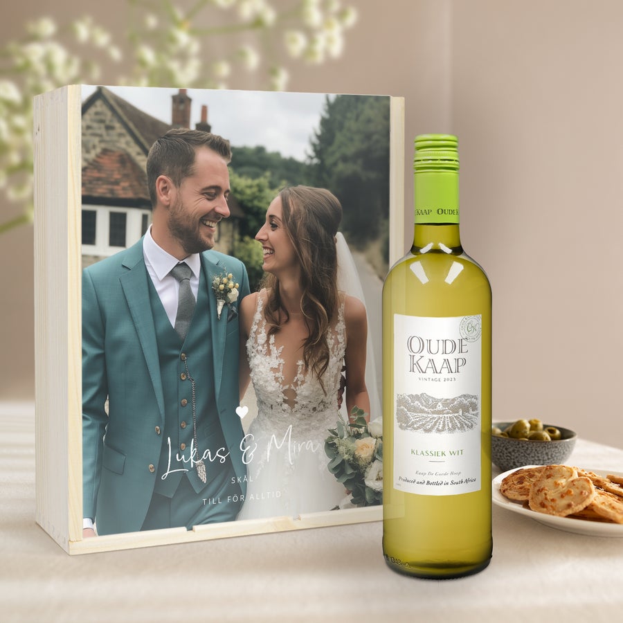 Personlig Oude Kaap Vinpresent Oude Kaap vinpaket i exklusiv vinlåda med personligt tryckt foto, namnen Lukas & Mira och texten "Skål till för alltid"