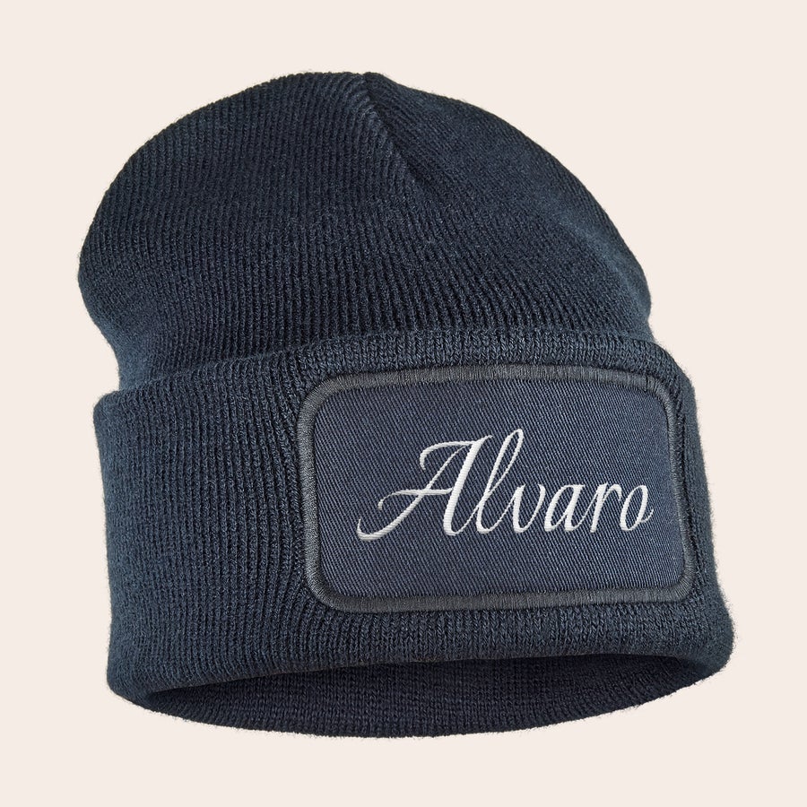 Gorro bordado Gorro azul marino con el nombre Álvaro bordado en blanco sobre un parche, ideal para mantener esas orejitas cálidas.