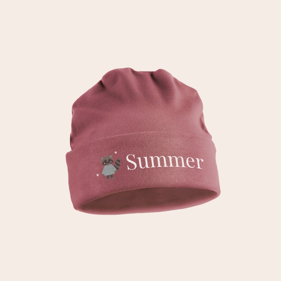 Chapéu de bebê Gorro rosa para bebé com guaxinim, estrelas e nome "Summer" impresso. Vista o seu pequenote com um gorro totalmente personalizado por si!
