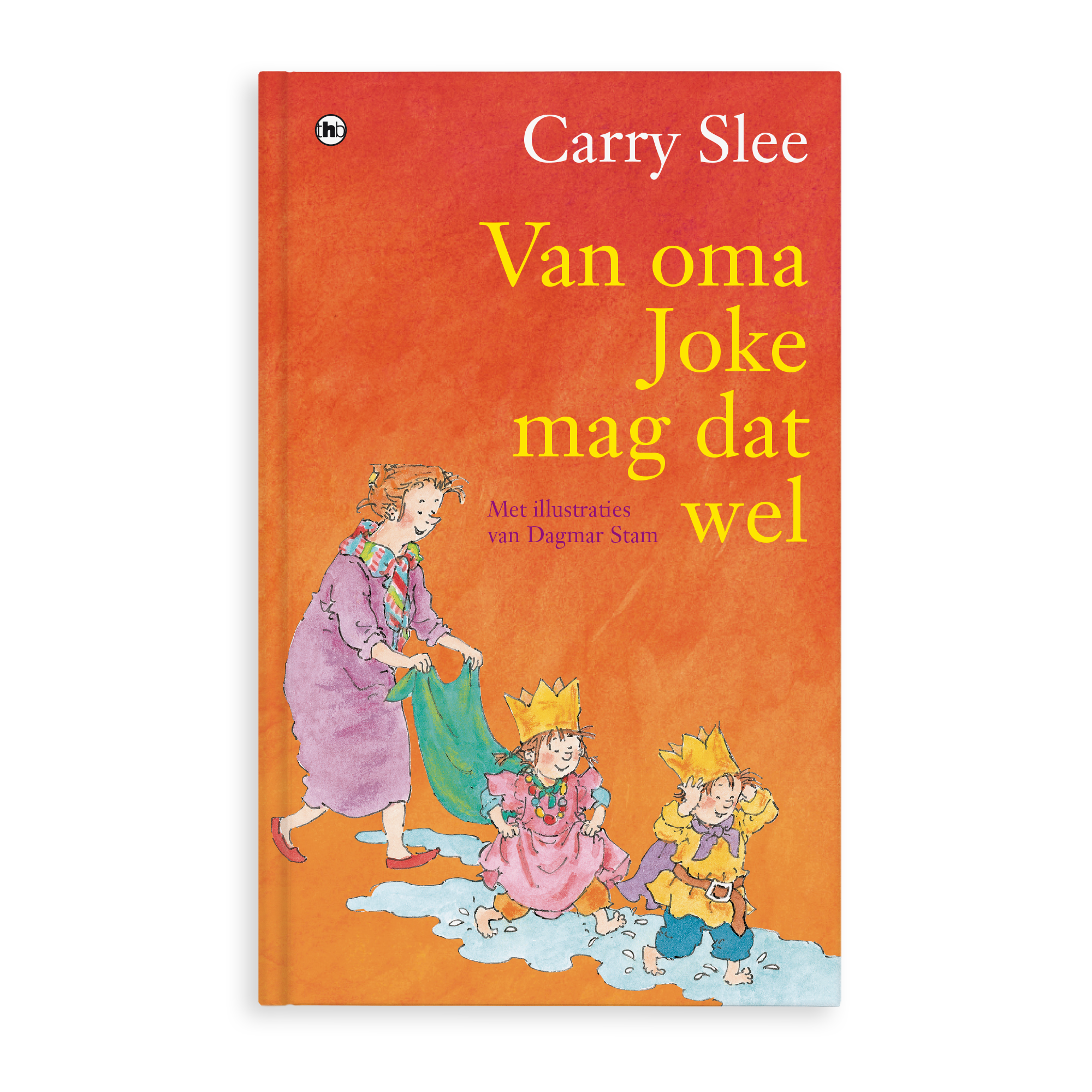 Gepersonaliseerd kinderboek van Carry Slee, "Van oma Joke mag dat wel", met illustraties van een oma en twee verklede kinderen, die verrassing toont, perfect voor als jullie lieve oma de nieuwe oppas wordt.
