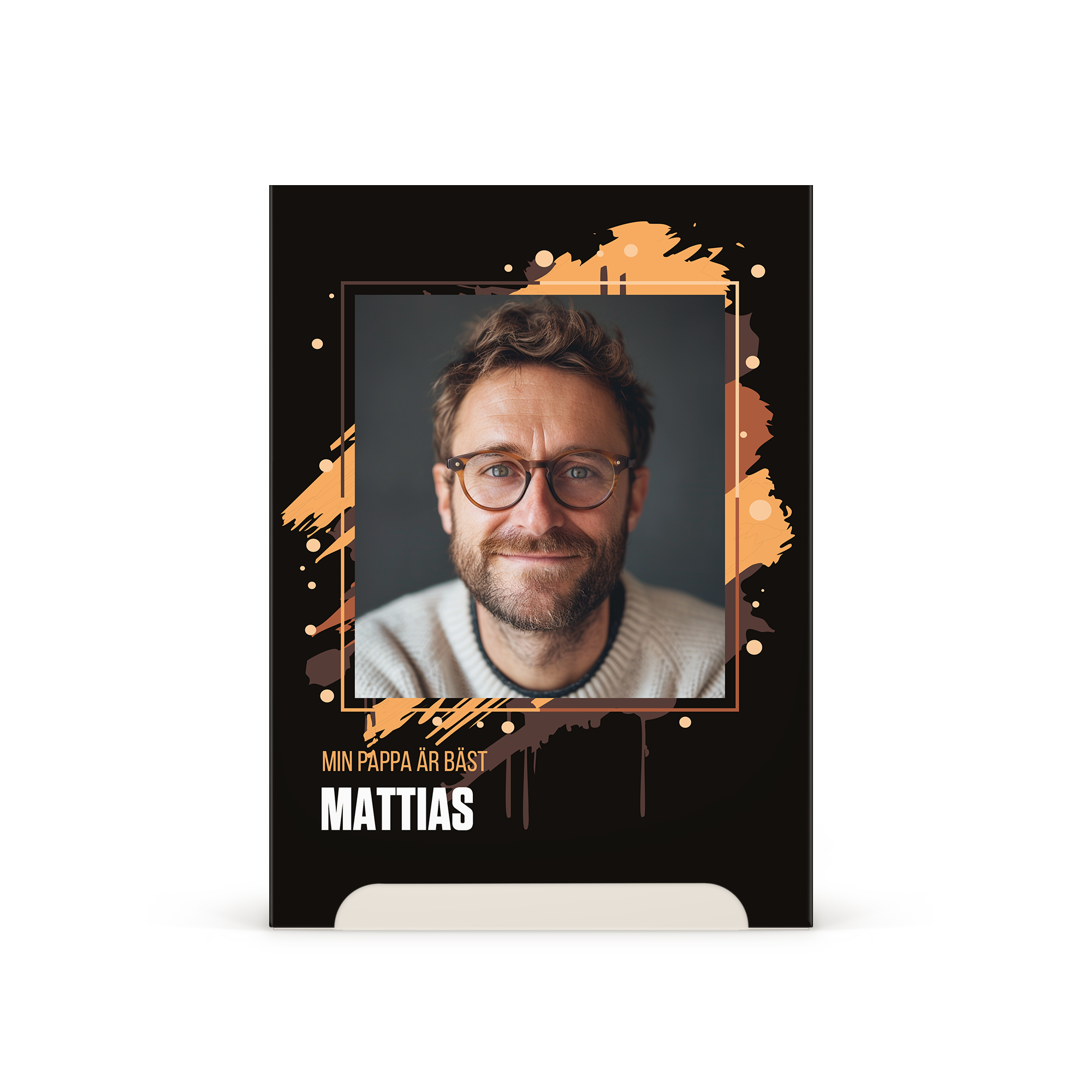 Svart Axe presentset med personligt omslag tryckt med foto av man, text Min pappa är bäst Mattias och orange färgstänk.