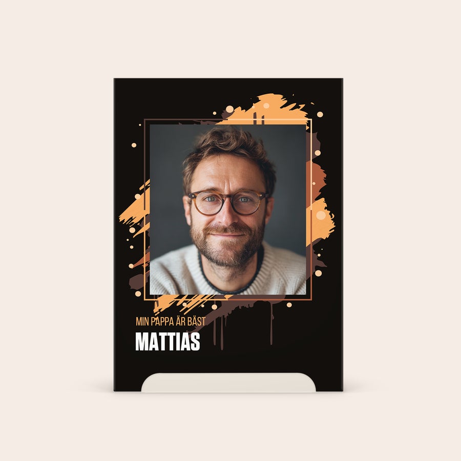 Personlig yxa presentset - Dark Temptation Svart Axe presentset med personligt omslag tryckt med foto av man, text Min pappa är bäst Mattias och orange färgstänk.