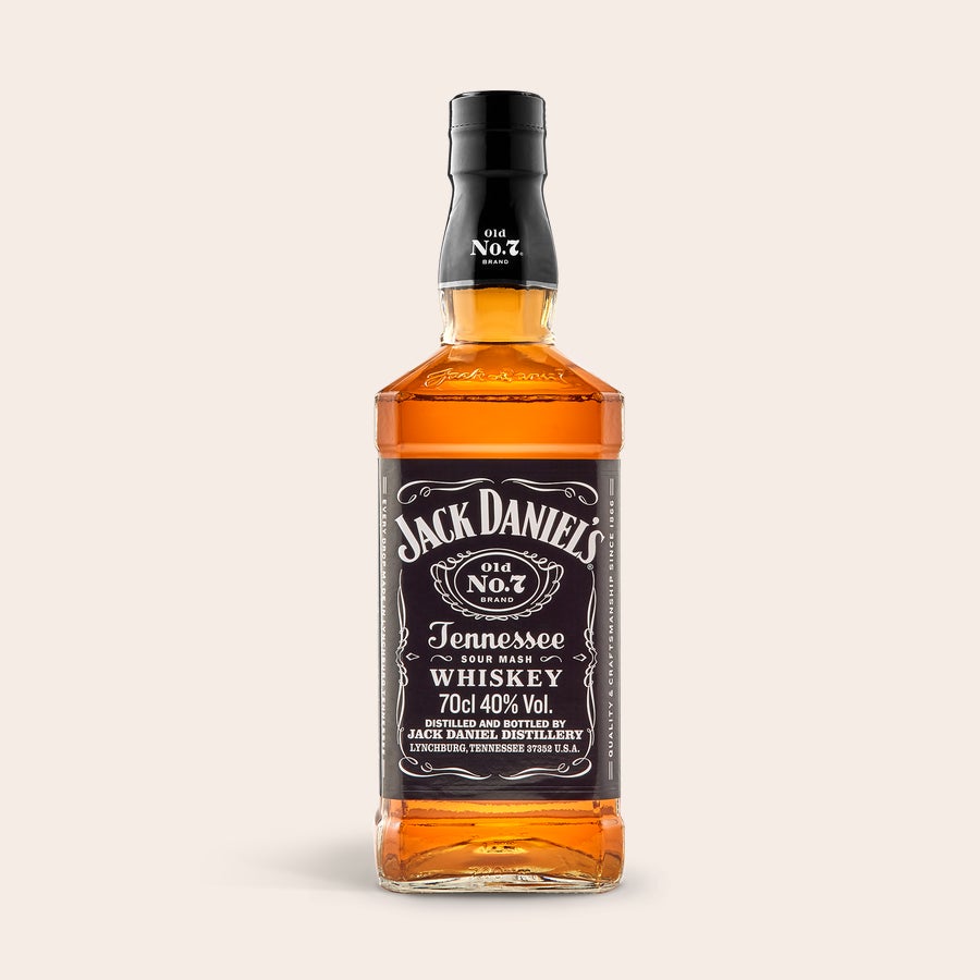 Jack Daniels whisky i personlig träväska En flaska Jack Daniels whisky med svart etikett, redo att presenteras i en personlig trälåda med eget tryck.