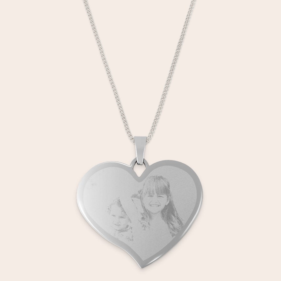 Colar de coração gravado grande Pingente de coração prateado gravado com foto personalizada de duas crianças, pendurado em uma corrente