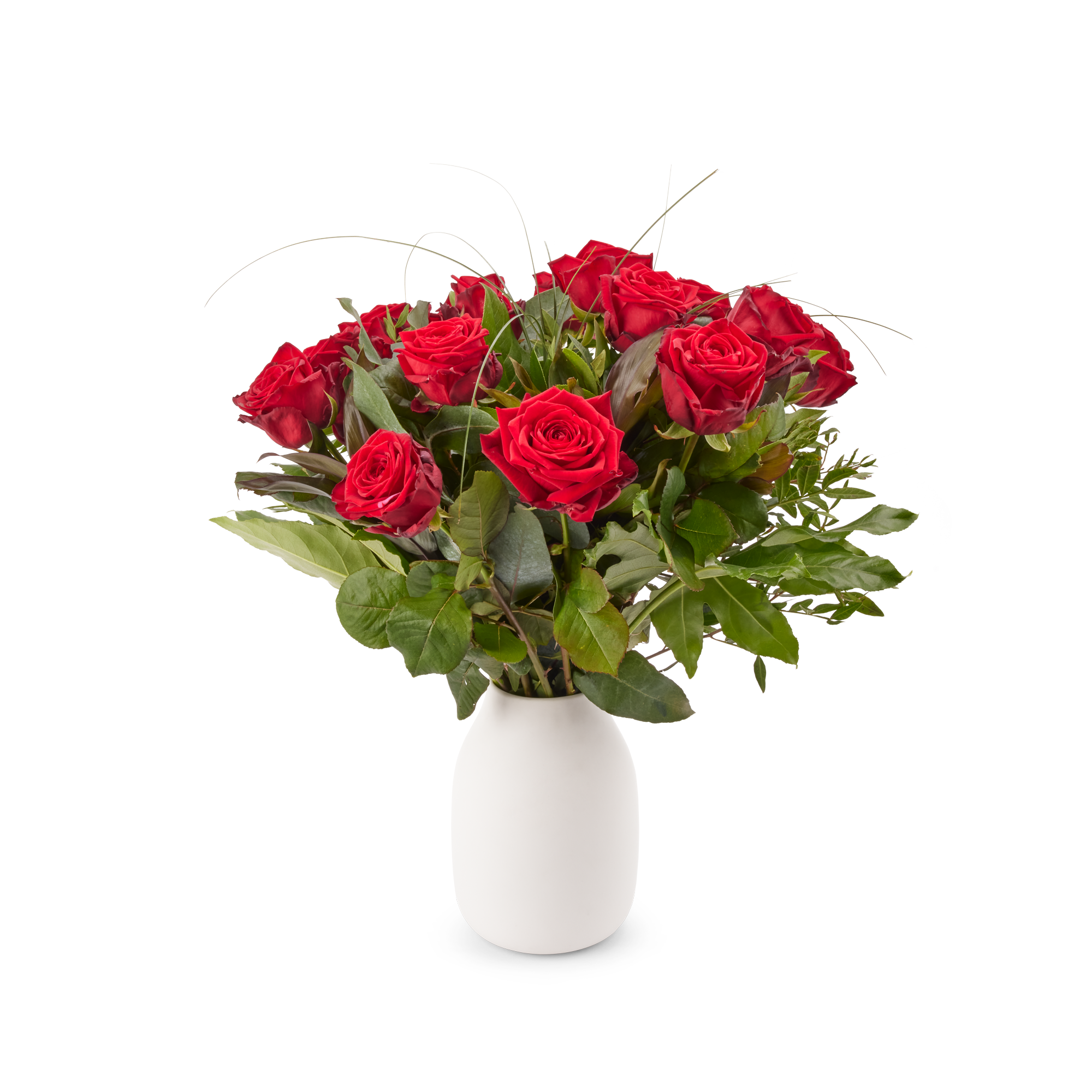 Boeket rode rozen in een witte vaas, versierd met groene bladeren en een gepersonaliseerd cadeaukaartje.