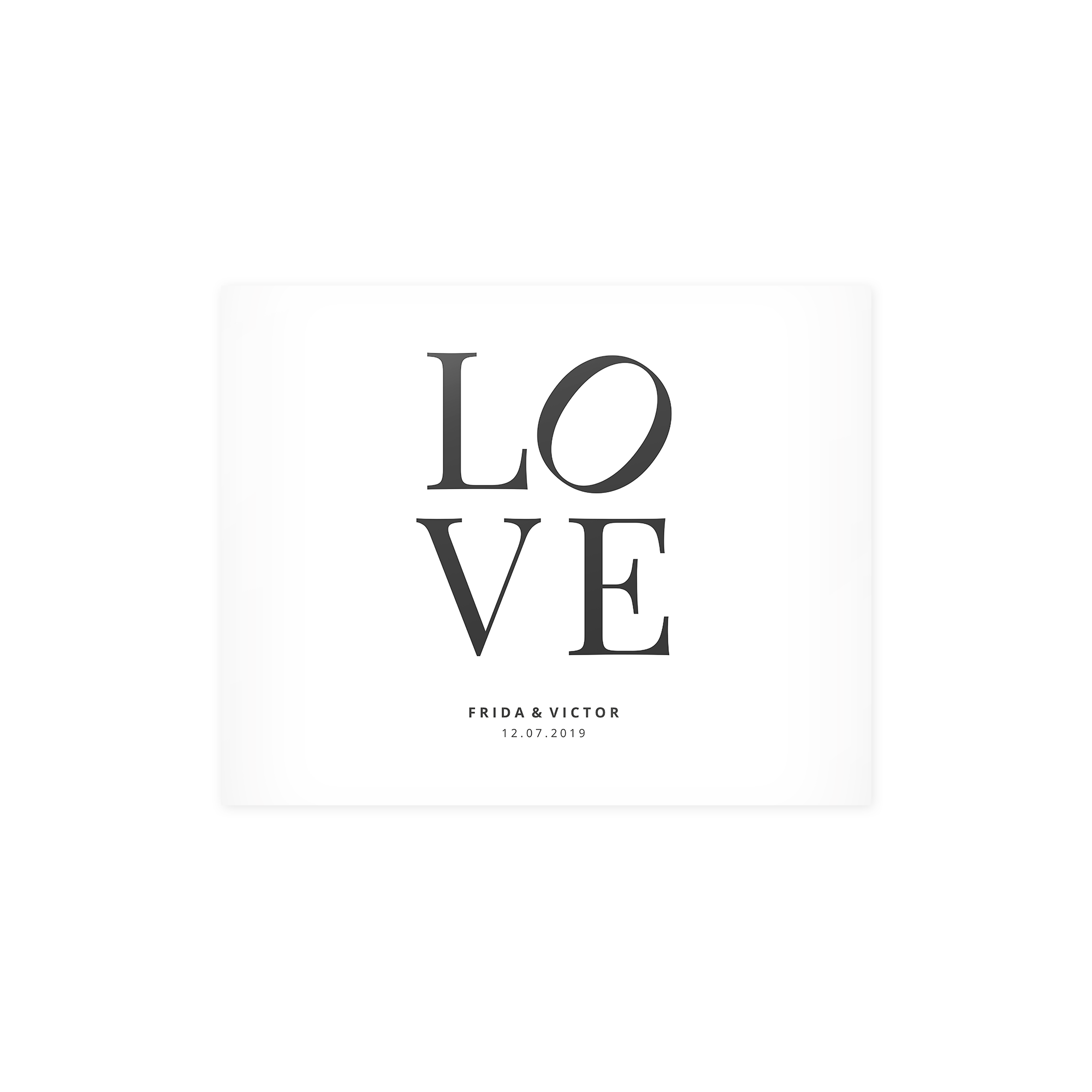 Hvid plakat med teksten LOVE og personaliseret med navnene FRIDA & VICTOR og datoen 12.07.2019