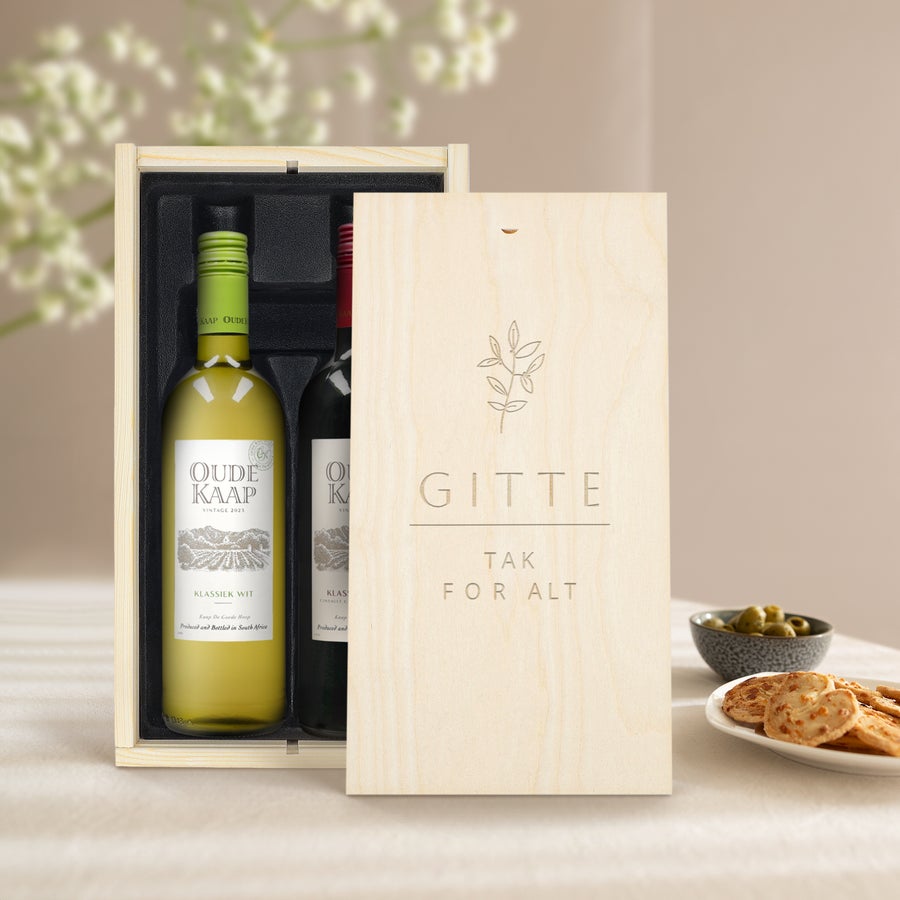 Vin Gavesæt med personlig etikette og trækasse - Oude Kaap (rød/hvid/rosé) Hvem overrasker du med en Oude Kaap vinpakke i en luksusgraveret vinboks med navnet Gitte og teksten Tak for alt graveret i låget