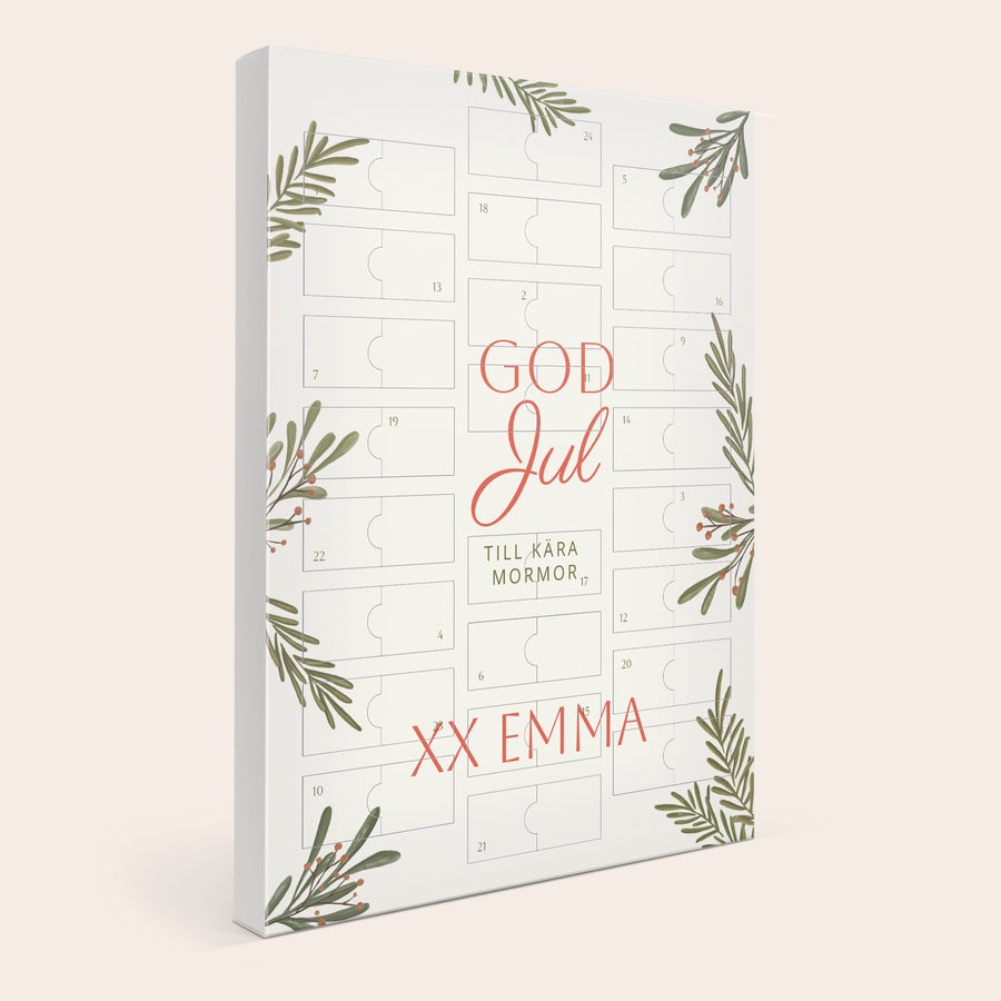Personlig Mars Miniatures adventskalender Personlig Mars-miniatyradventskalender med "God Jul", "Till kära mormor" och "XX Emma" tryckt, med julgranskvistar och bär runt luckorna.