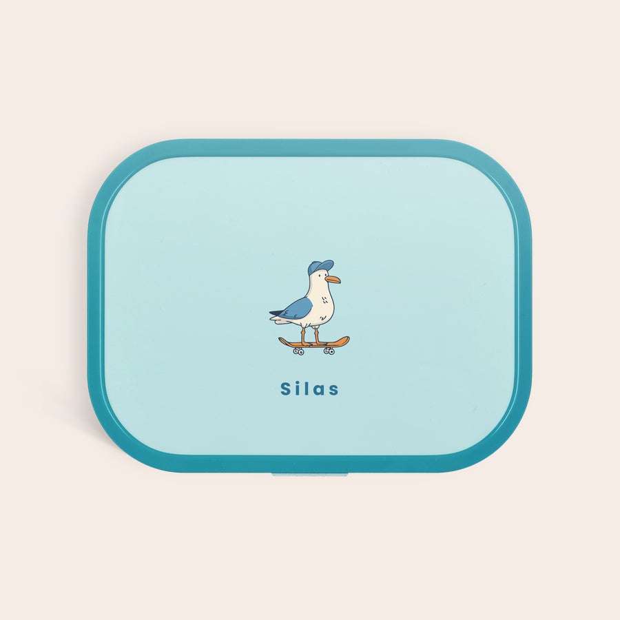 Mepal brotdose personalisiert Mintgrüne Mepal Brotdose bedruckt mit einer Möwe auf einem Skateboard und dem Namen Silas. Mit ihrem Namen schmeckt’s gleich noch besser.