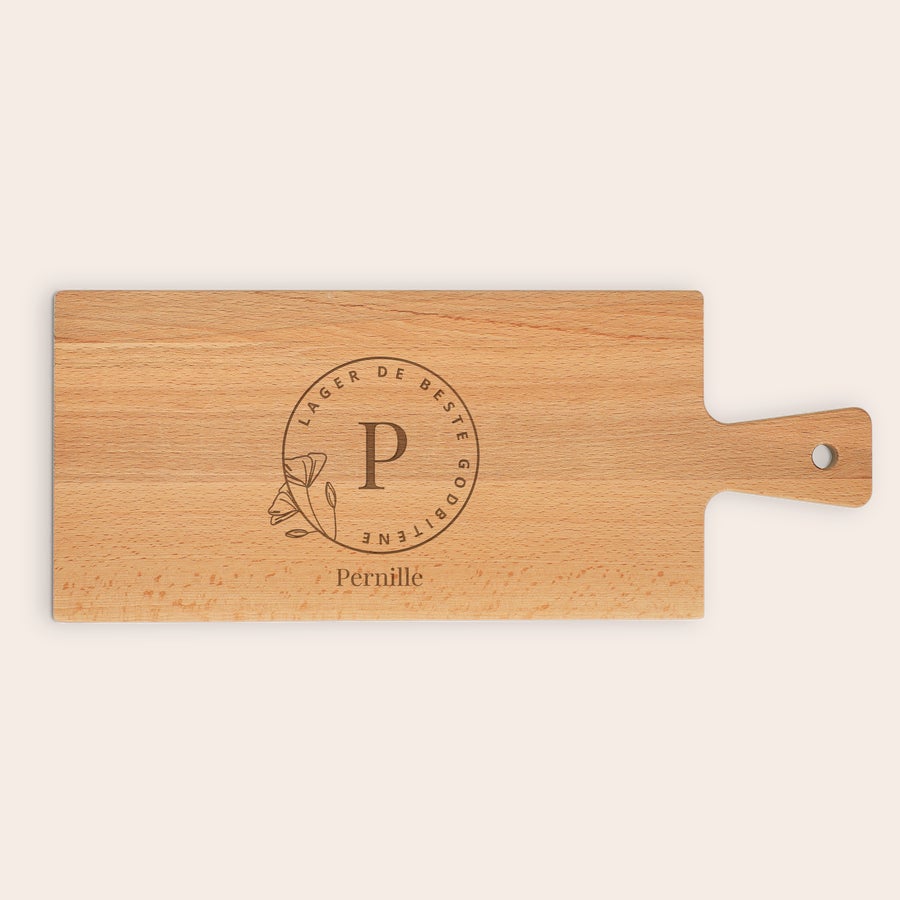 Personlig serveringsbrett i tre Personlig serveringsfat i tre, gravert med navnet Pernille, en stor P og teksten "Lager de beste godbitene"