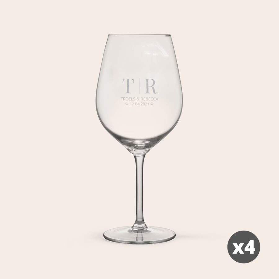 Rødvinsglas Graveret vinglas med initialer, navnene Troels & Rebecca og datoen 12 04 2021, flot vinglas med din egen tekst
