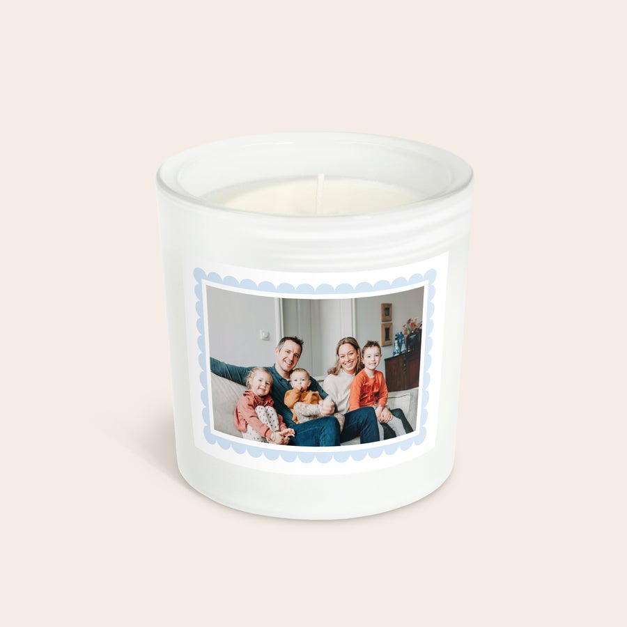 Portacandela in vetro Un portacandela personalizzato bianco con etichetta stampata con la foto di una famiglia