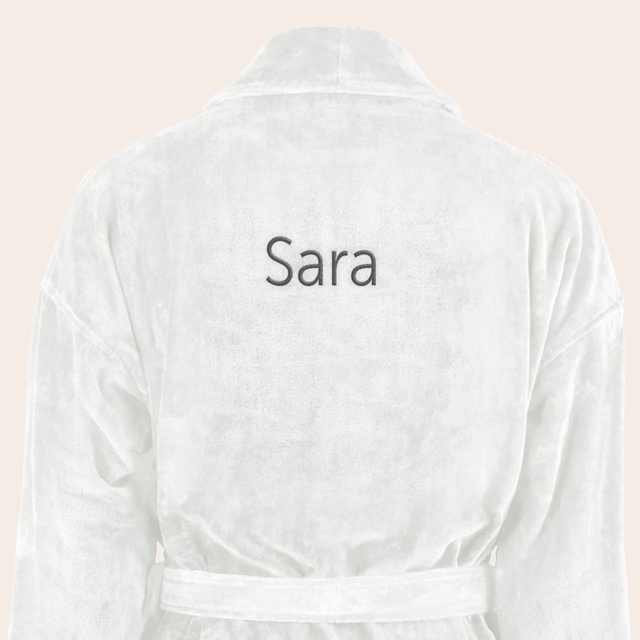 Badjas Dames met naam geborduurd Luxe witte badstof badjas met naam Sara geborduurd op de rug, personaliseerbaar voor een unieke badjas met naam.
