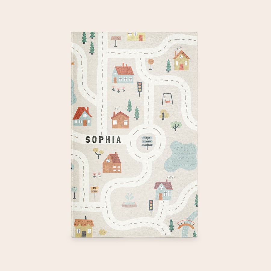 Trykt lekematte Personlig lekematte med trykt bykartmotiv, navn "SOPHIA" og lekeplass. Gjør leketid spesiell.