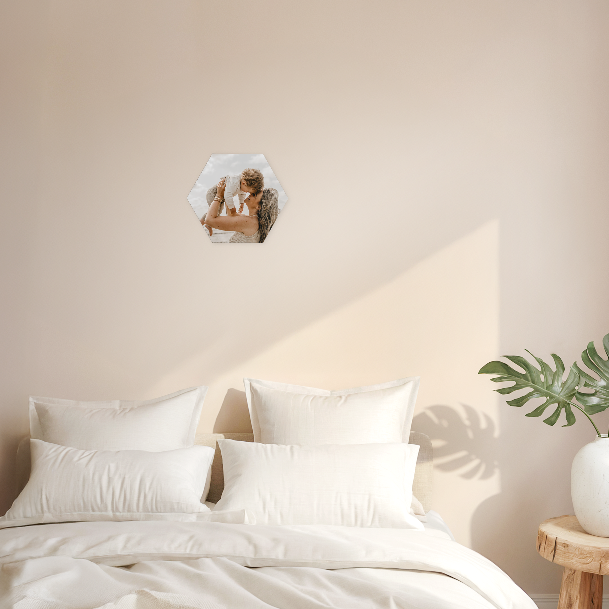 Panou decorativ din lemn imprimat cu o fotografie personalizată cu mamă și copil, perfect pentru a-ți decora peretele.