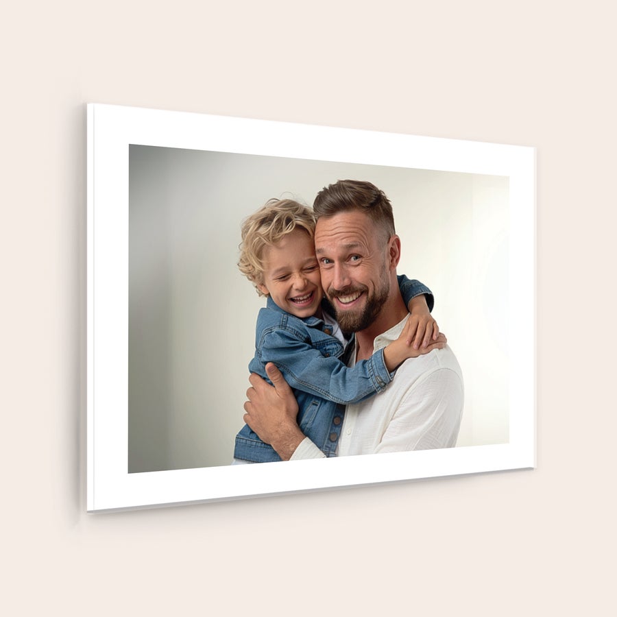 Fotografie pe acrilic Fotografie acrilică cu un tată și copilul său îmbrățișându-se, imprimată direct, pentru imortalizarea momentelor.