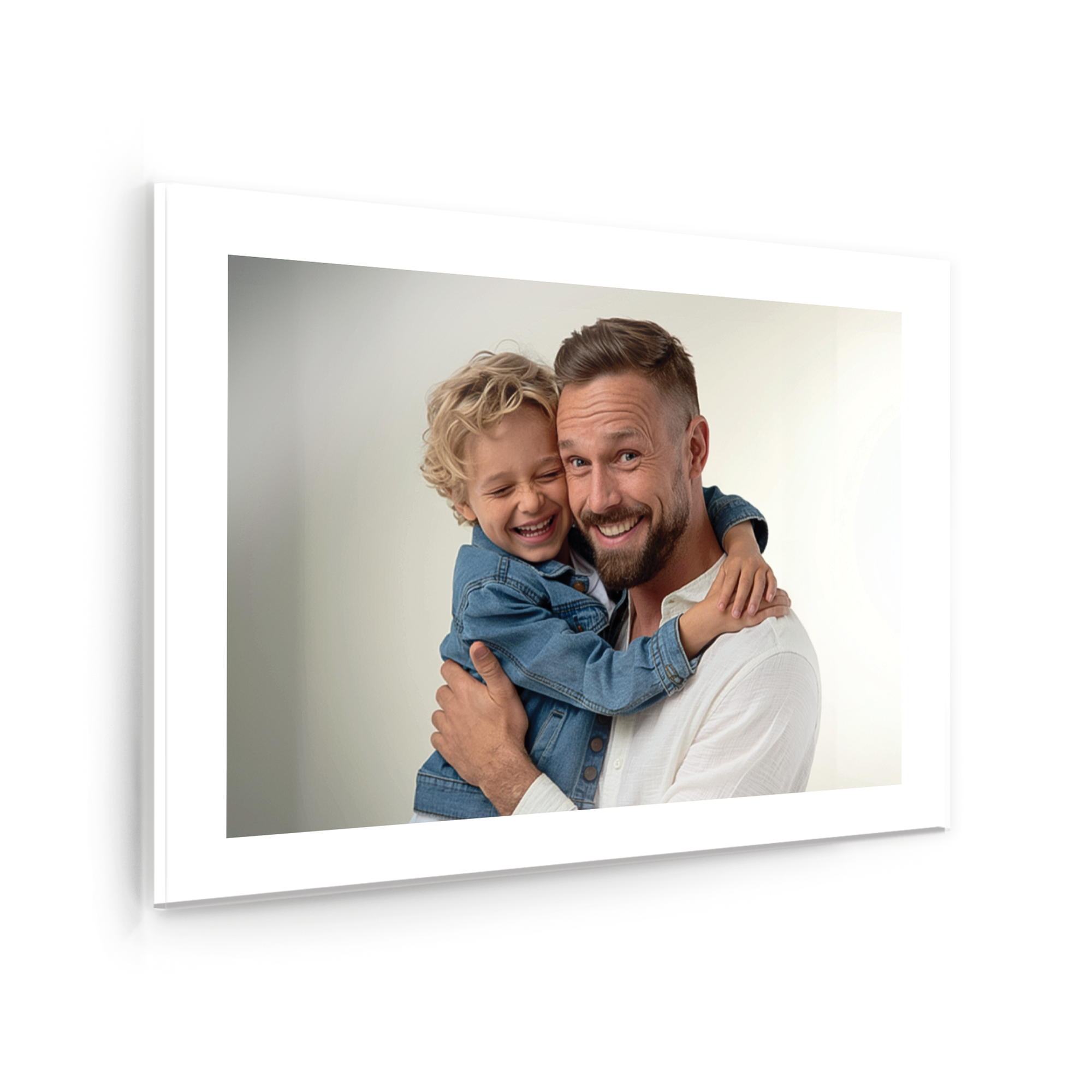 Fotografie acrilică cu un tată și copilul său îmbrățișându-se, imprimată direct, pentru imortalizarea momentelor.