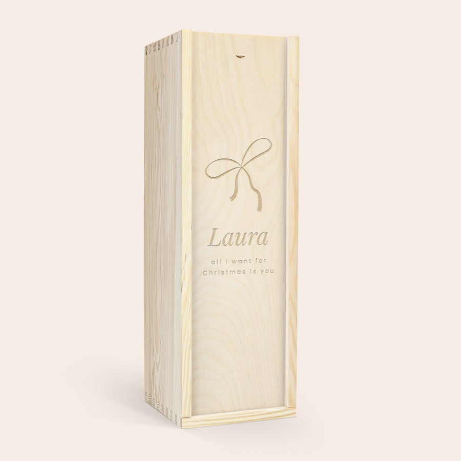 Weinkiste personalisiert Edle Magnum Weinkiste aus hellem Holz mit Schleifenmotiv und dem Namen Laura graviert