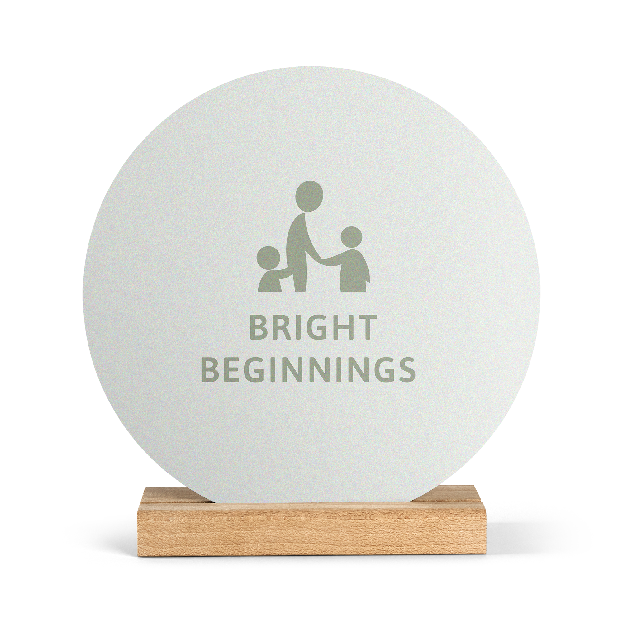 Runde Fotofliese aus Holz mit dem Aufdruck "Bright Beginnings" und Strichmännchen, die eine Familie darstellen.