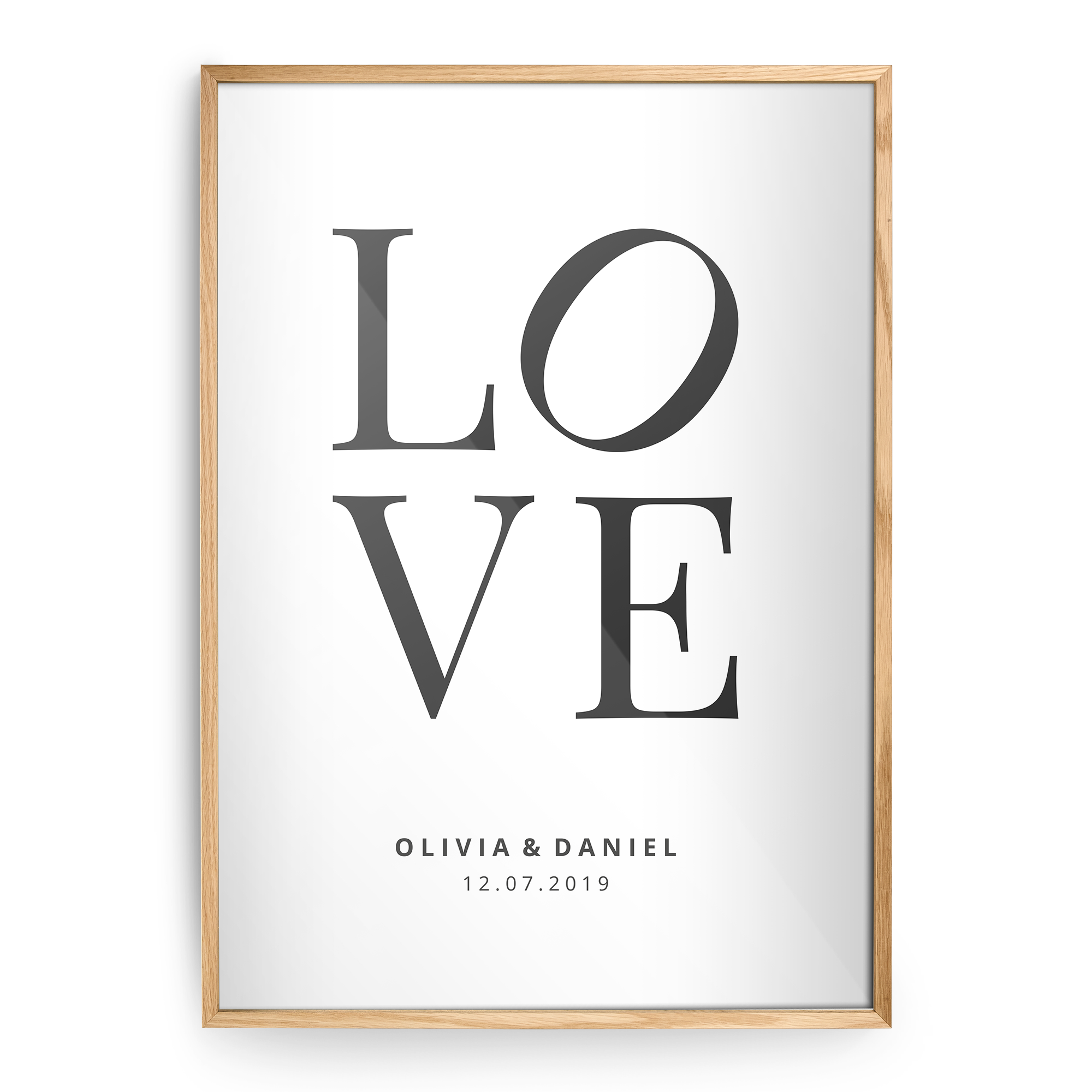 Luo kauneimmasta valokuvastasi juliste seinällesi, jossa puinen kehys ja teksti LOVE, Olivia & Daniel 12.07.2019.