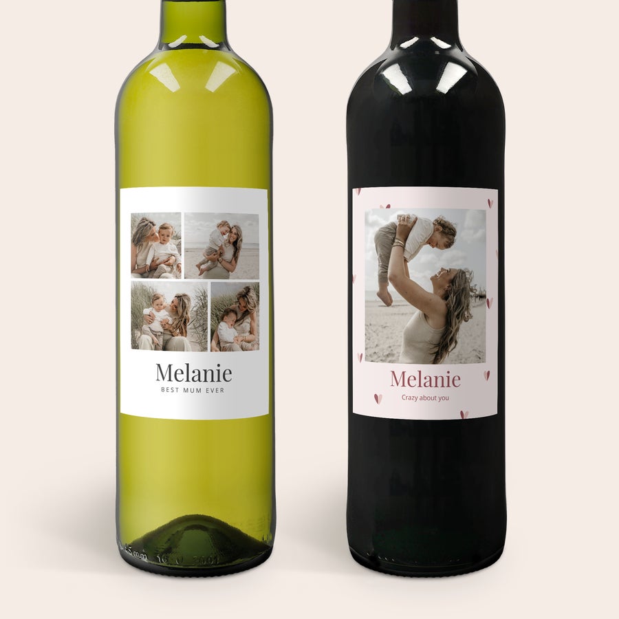 Set de regalo de vino Maison de la Surprise Set de regalo de vinos Luc Pirlet con etiqueta personalizada. Una botella de vino blanco con foto impresa de una madre y su hijo, y una botella de vino tinto con foto impresa de una madre con su bebé.