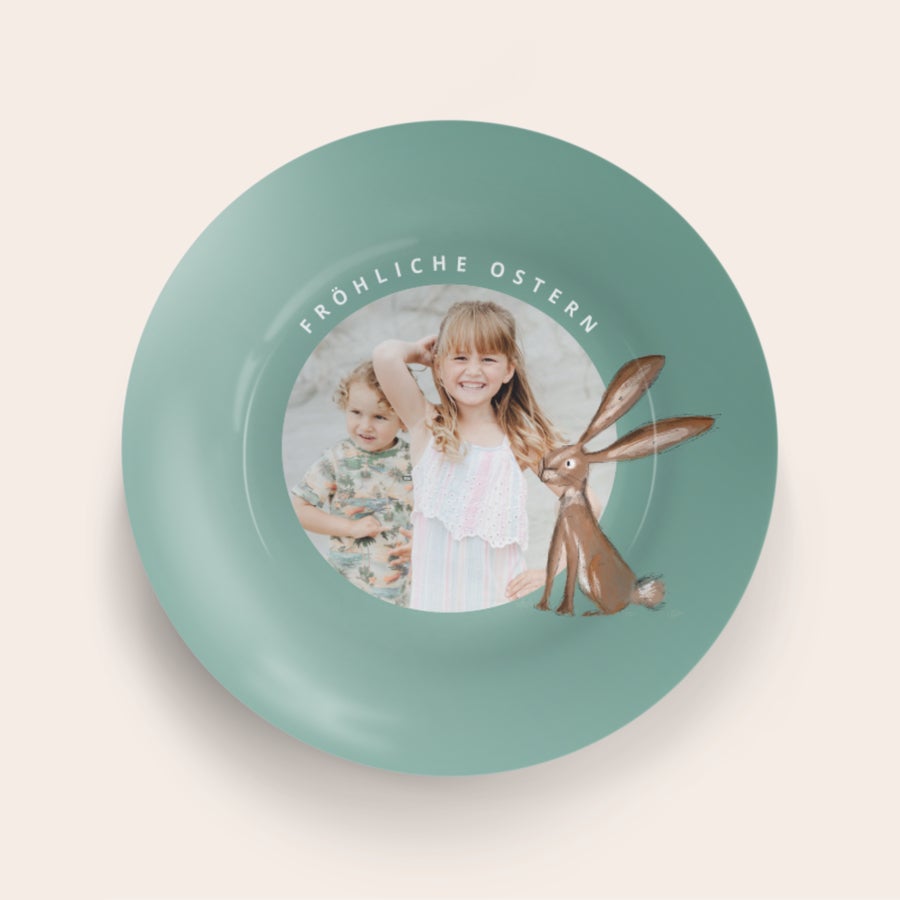 Teller bedrucken - Ostern Personalisierter Osterteller in Minzgrün, bedruckt mit Kinderfoto, Osterhase und der Aufschrift "Fröhliche Ostern".