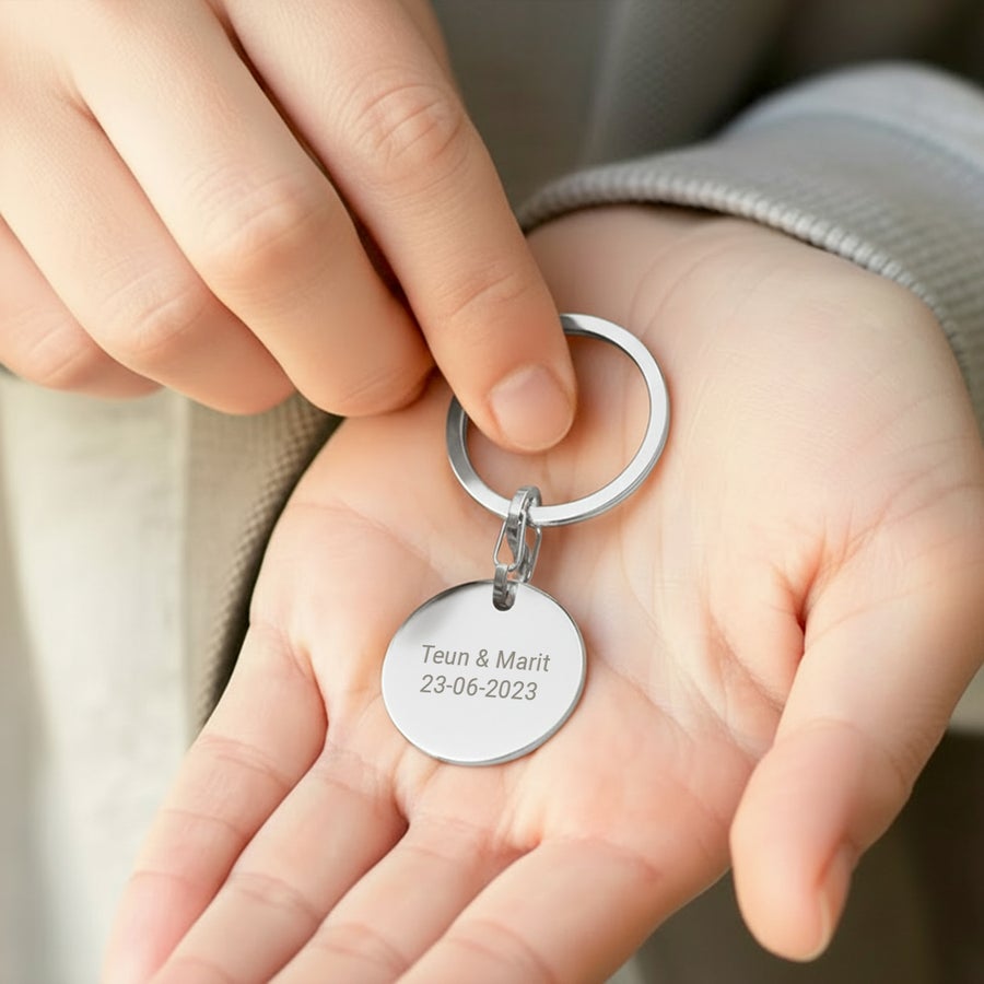 Sleutelhanger graveren Gepersonaliseerde zilveren sleutelhanger met de namen Teun & Marit en datum 23-06-2023 erop gegraveerd.