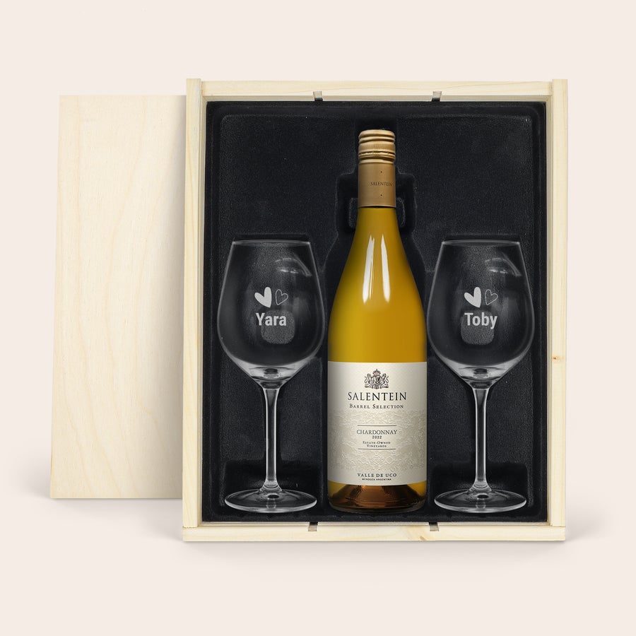 Hvidvin med personlig etikette og trækasse - Salentein Chardonnay Vinpakke med Salentein Chardonnay og to graverede vinglas med navnene Yara og Toby i et træhus.
