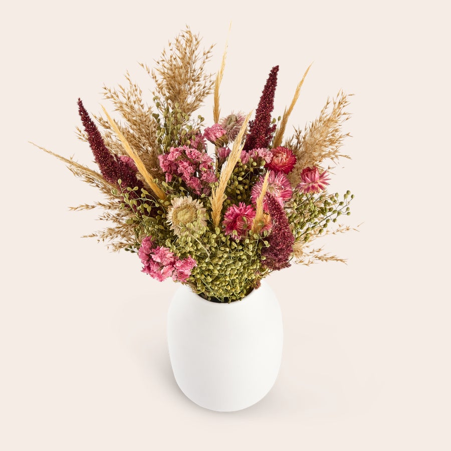 Ramo de flores secas con tarjeta recordatoria Ramo de flores secas rosadas y beiges en jarrón blanco. Regala un ramo de flores secas junto a una tarjeta de felicitación personalizada.