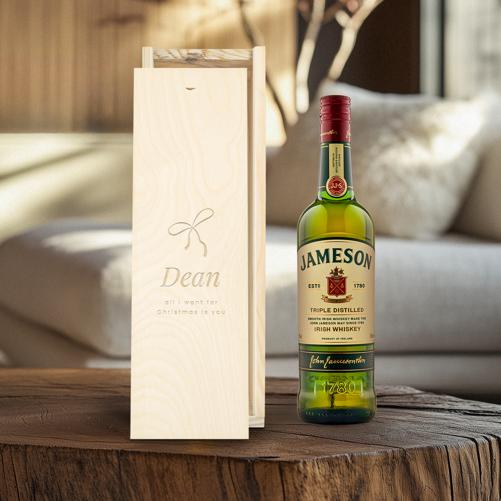 Botella de whisky Jameson en caja de madera personalizada grabada con el nombre Dean y un lazo.