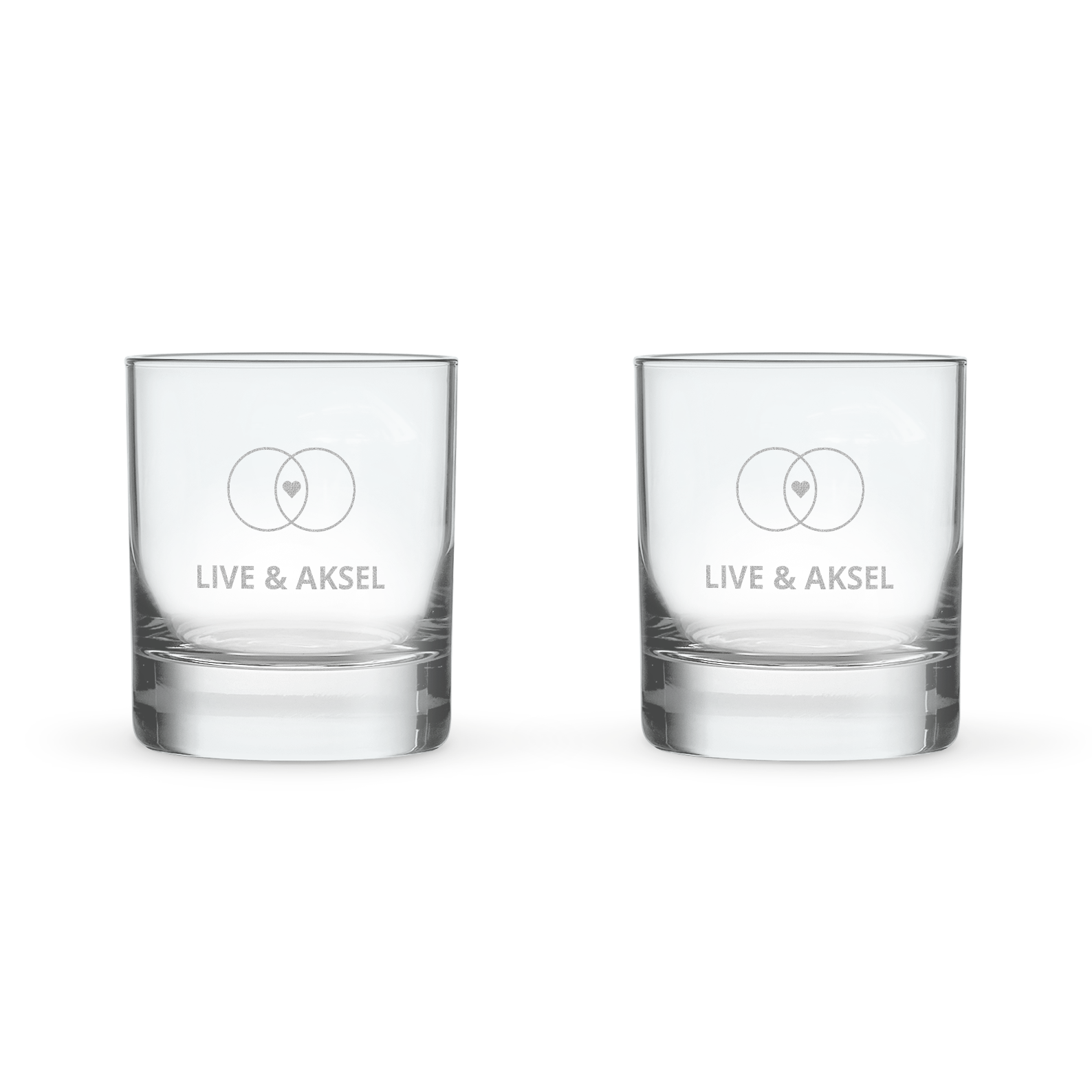 To inngraverte tumblerglass med navn "LIVE & AKSEL" og ringdesign, perfekt som en personlig gave.