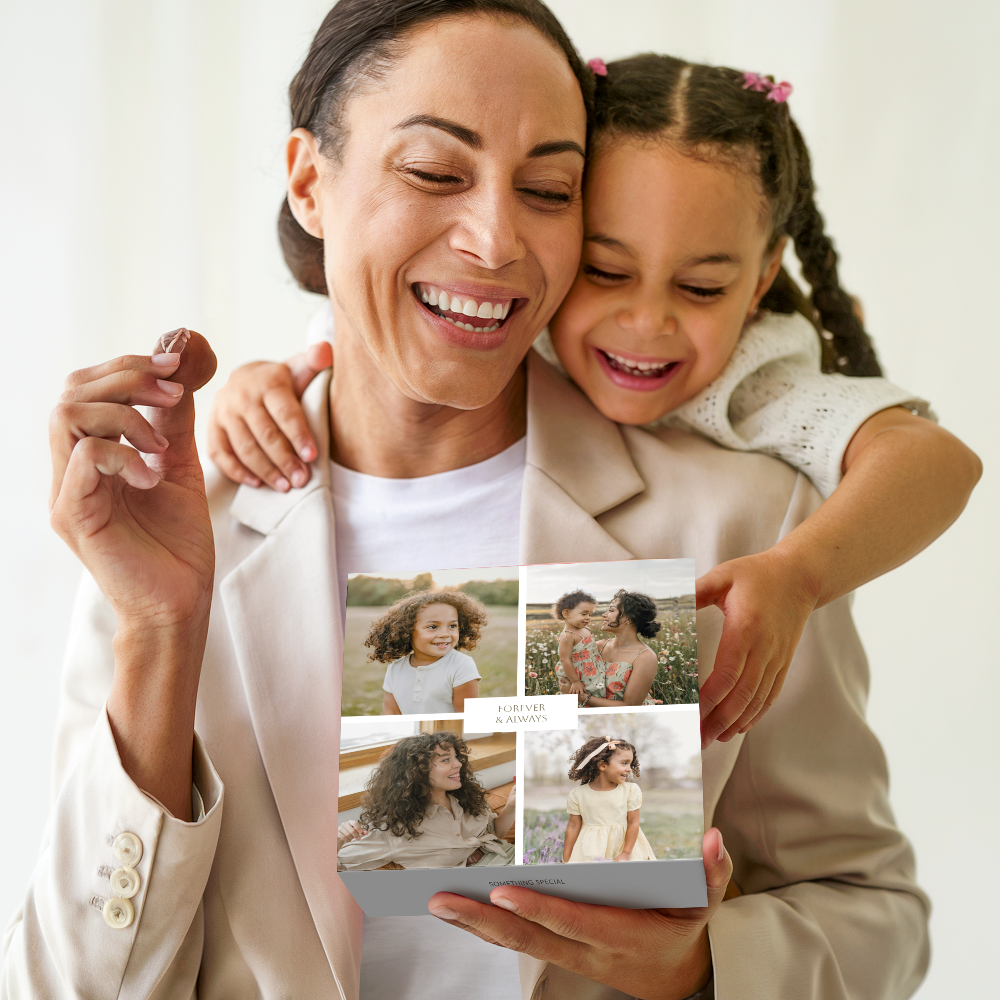 Mujer y niña riendo con una caja de chocolates personalizados con cuatro fotos y el texto Forever & Always para crear dulces recuerdos.