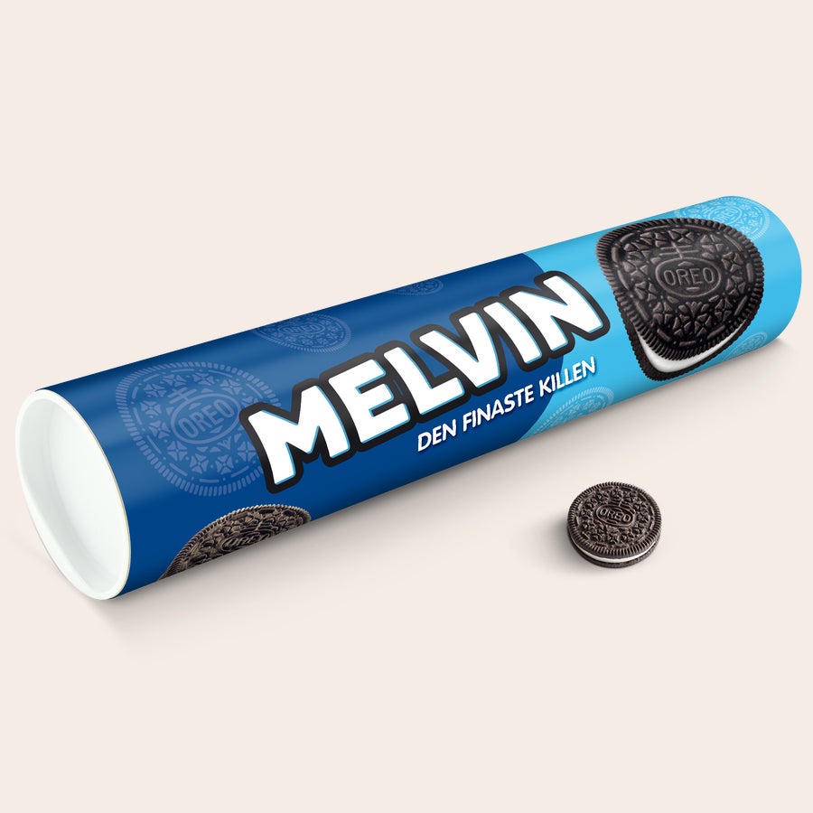 Personaligt XXL Oreo presentrör Blått Mega Oreo presentrör med tryckt namn Melvin och texten Den finaste killen. Överraska kakkännarna med en personlig present.