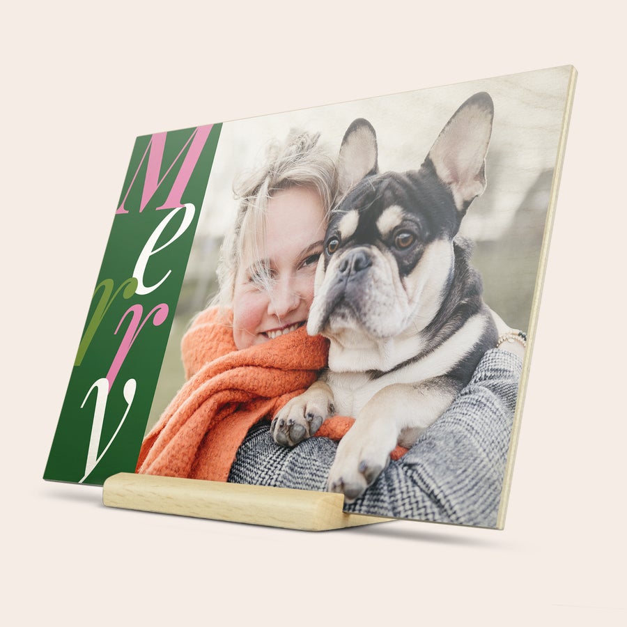 Puinen joulukortti kuvalla Ainutlaatuinen puinen joulukortti kuvalla jossa nainen ja koira, "Merry" teksti, painettu design