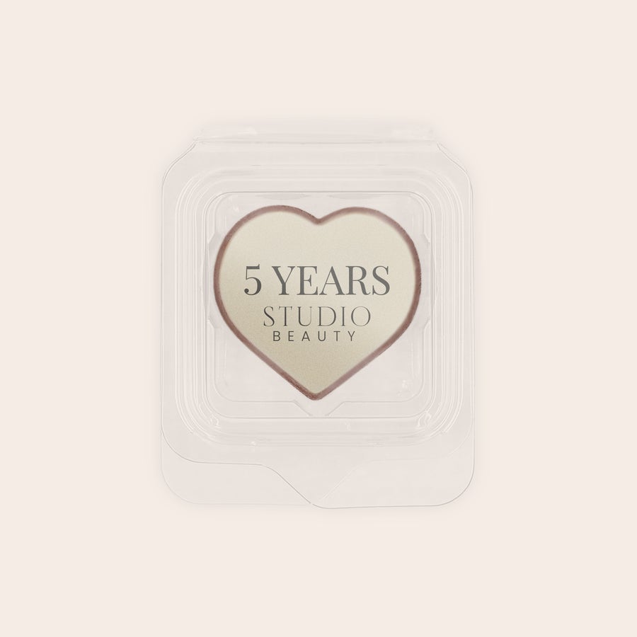 Chocolates individuales con foto Chocolates deliciosos impresos con la frase "5 Years Studio Beauty" en un diseño de corazón, envasados individualmente para un set de 50 piezas.