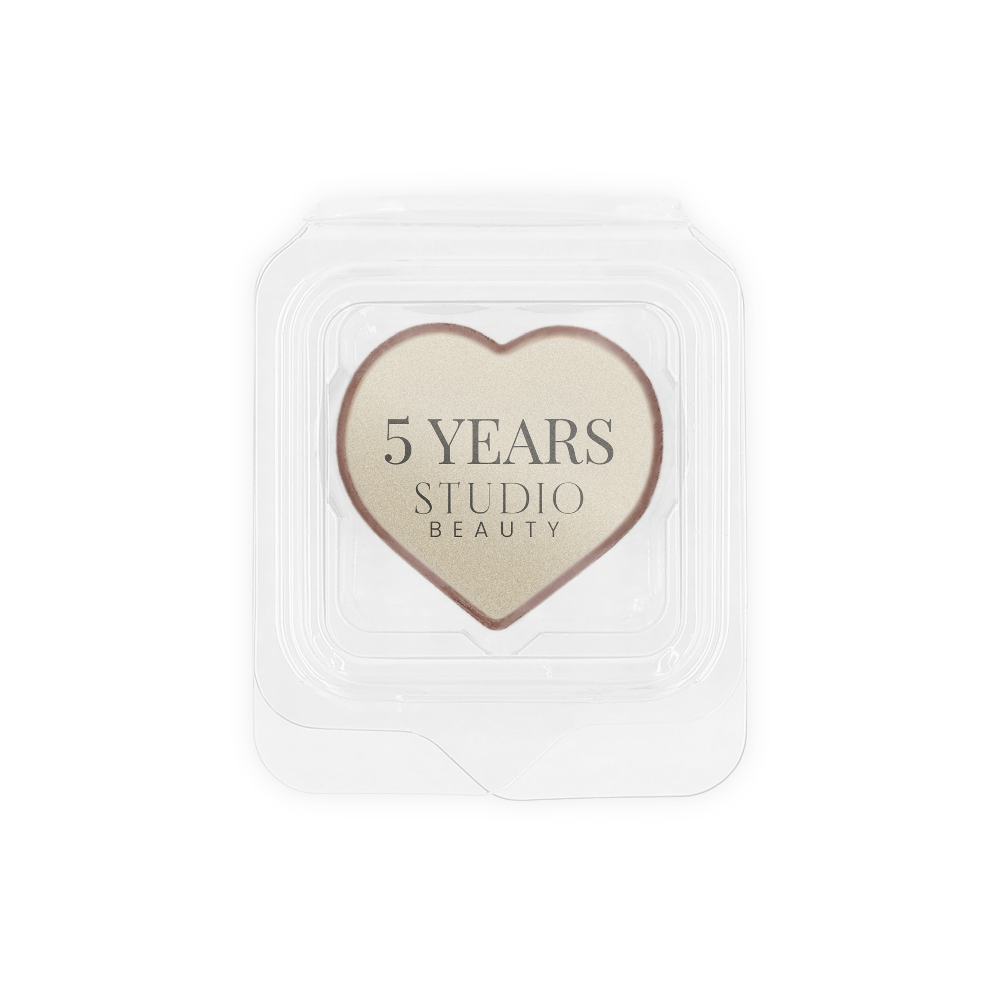 Lahodné čokoládky v tvare srdca s nápisom 5 Years Studio Beauty, personalizované jedlou potlačou.