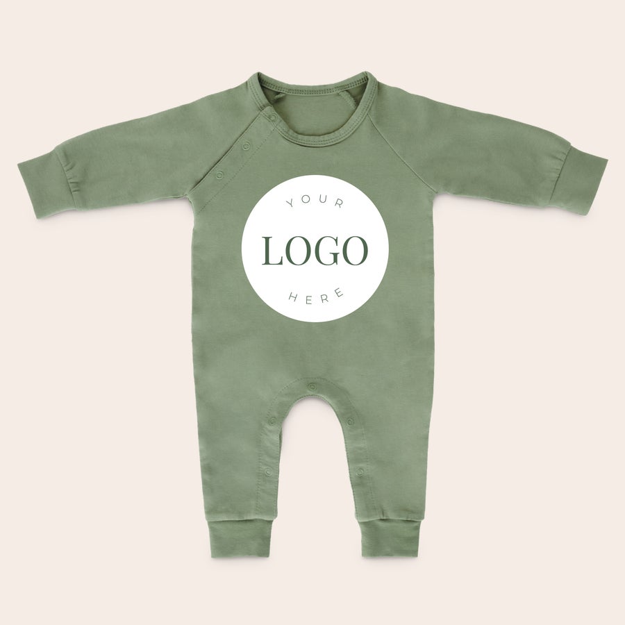Babylekdräkt med tryck En grön personlig babylekdräkt med eget tryck, vit tryckyta för valfri design och tryckknappar.