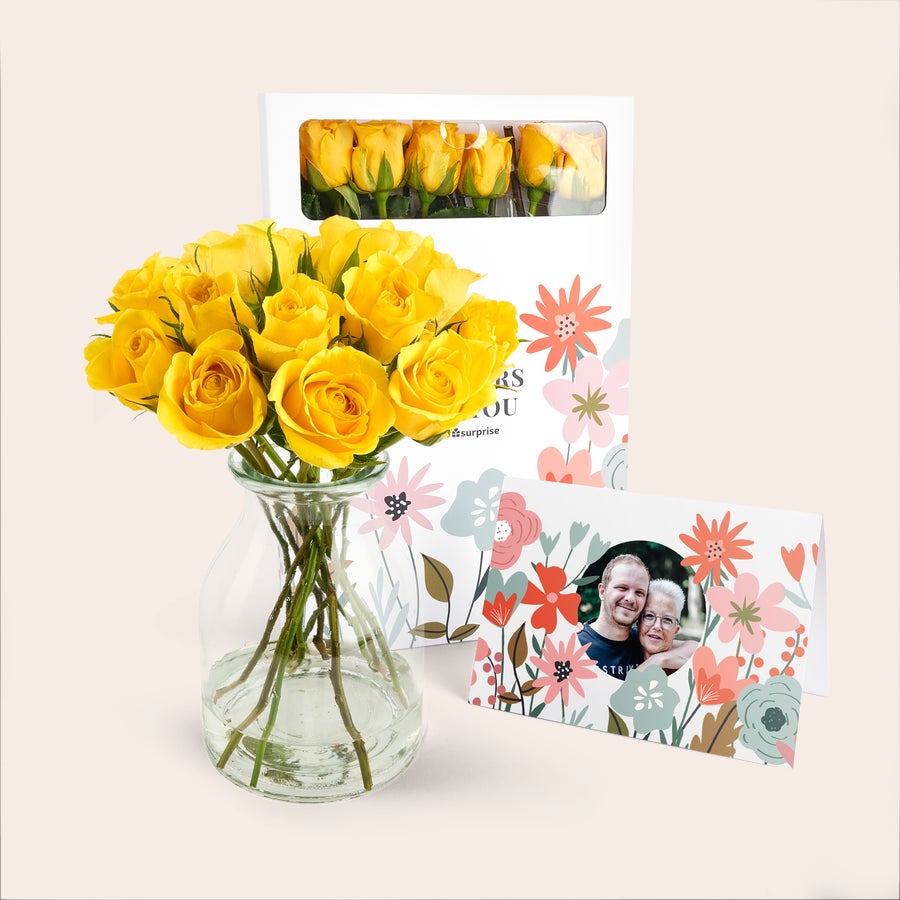 Briefkastenrosen Gelbe Briefkastenblumen Rosen in Vase mit personalisierter Karte, die mit einem Foto bedruckt ist.