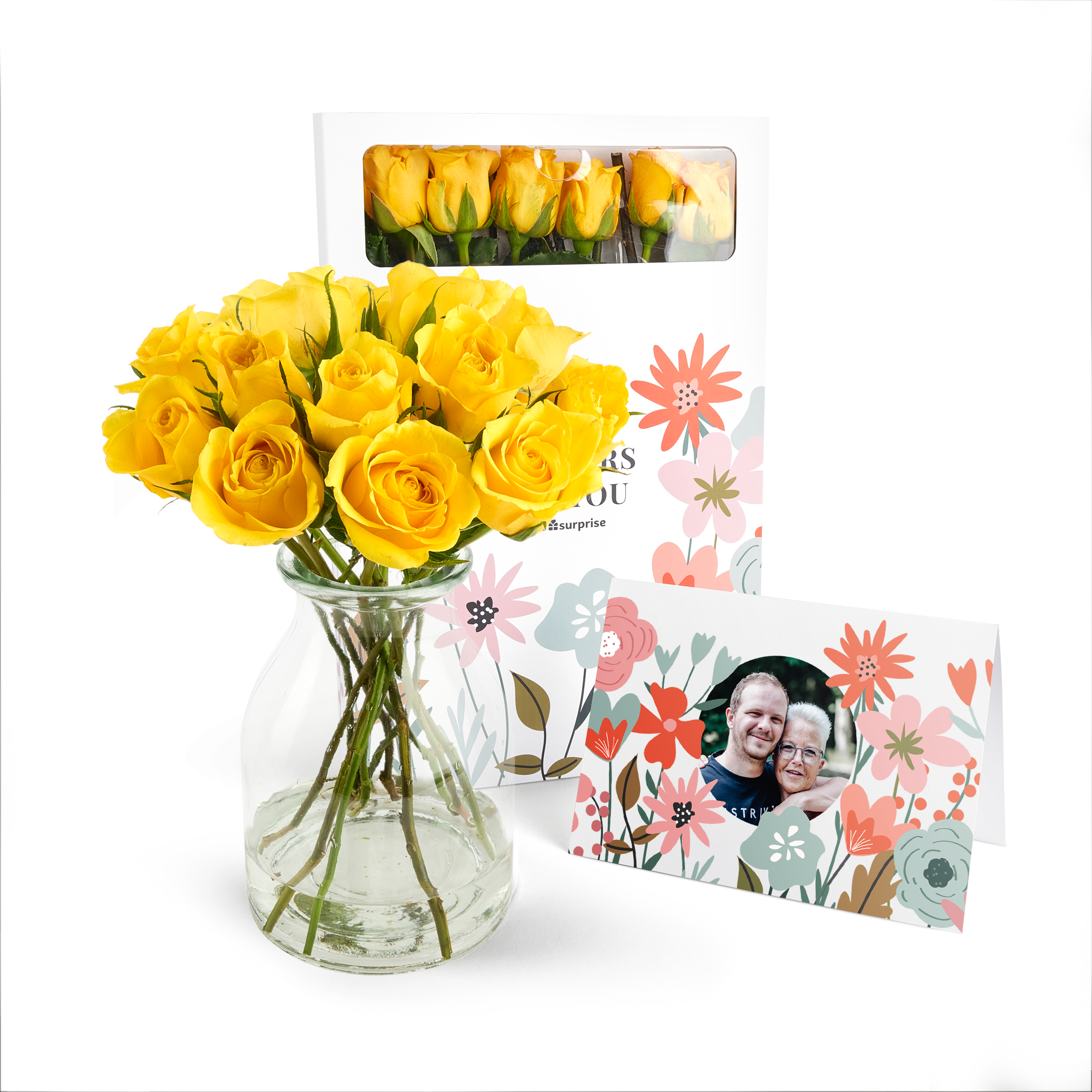 Brievenbusbloemen: Gele rozen in vaas met gepersonaliseerde fotokaart en bloemendoos