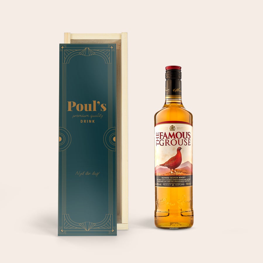 Whiskey i personlig trækasse - Famous Grouse En dejlig flaske Famous Grouse Whisky med et blåt, trykt trækasselåg til personliggørelse med tekst, Poul's premium quality drink og Nyd din dag!