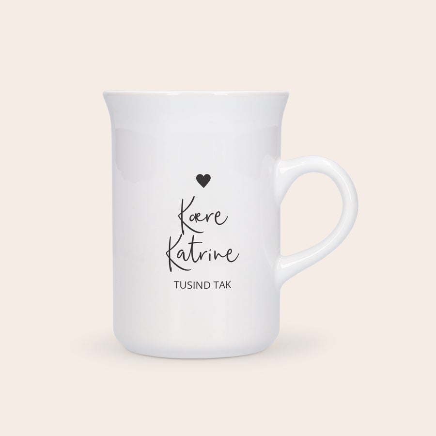 Personlig krus til te Rundt hvidt krus med teksten Kære Katrine Tusind Tak og et hjerte trykt på. Drik din yndlingsdrik af et rundt krus med dit eget design trykt på.