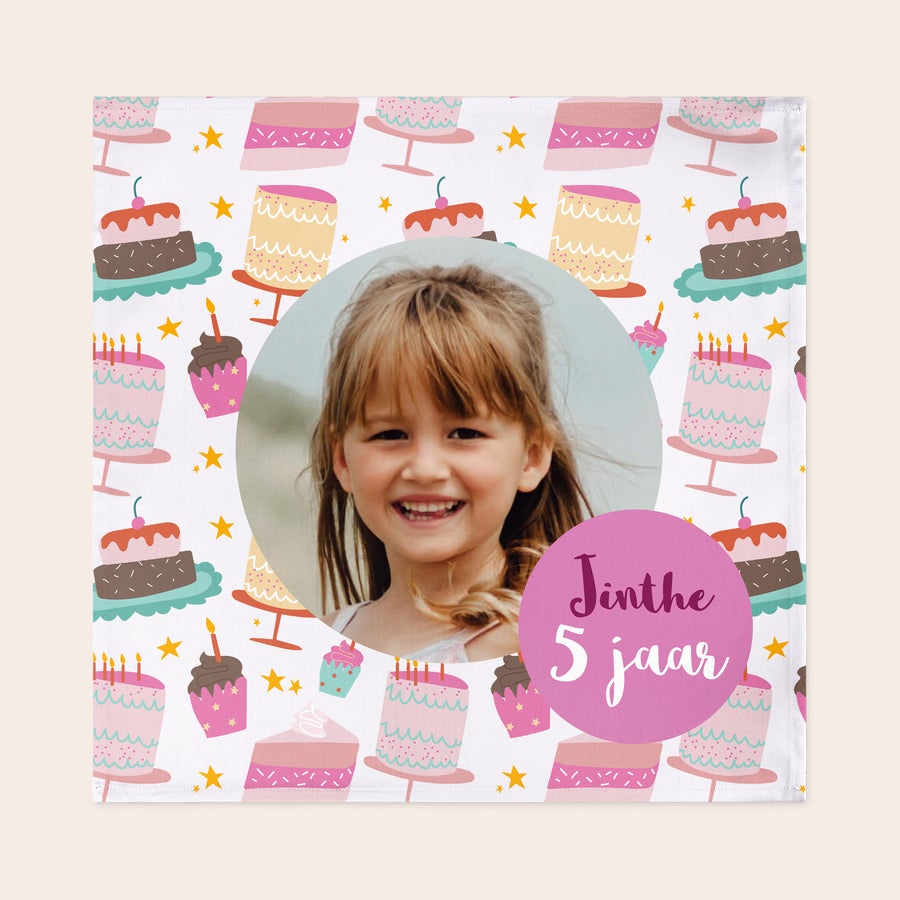 Servetten bedrukken Bedrukt servet met foto van een meisje, naam Jinthe en 5 jaar, en taartjesprint.