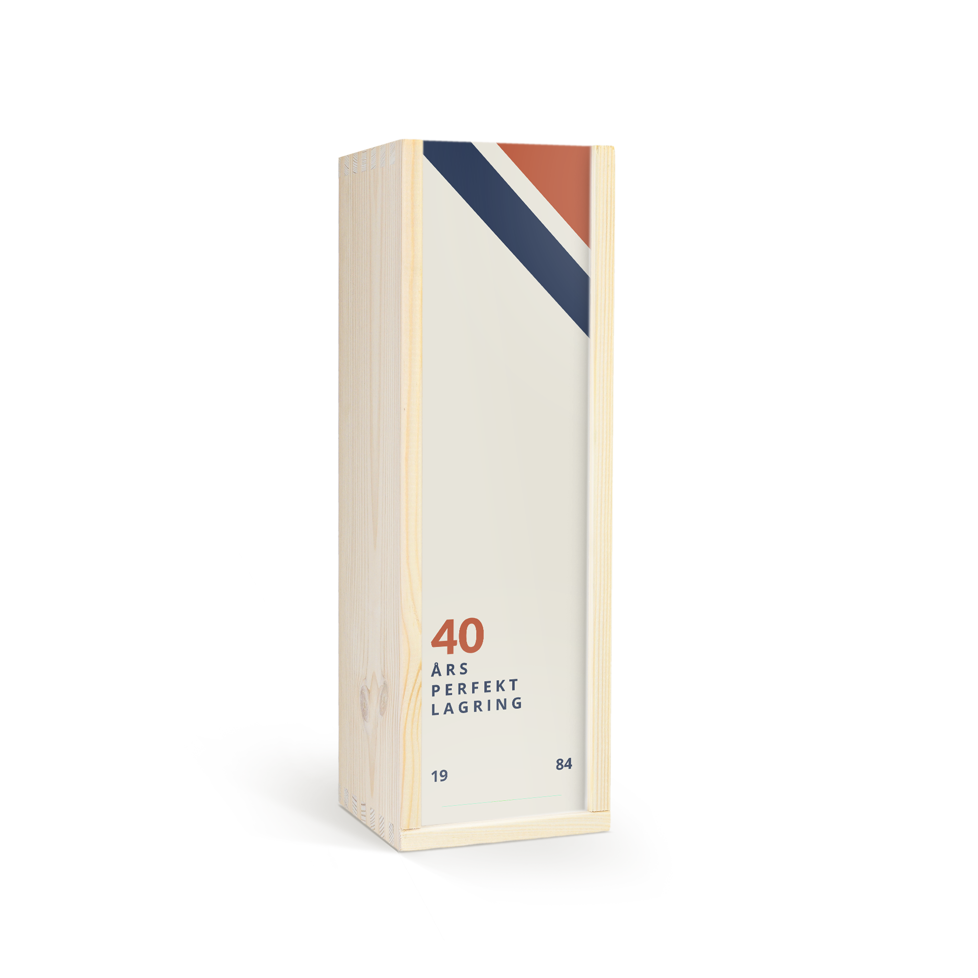 En personlig trææske til whisky med farvet print i rødt og blåt, og teksten 40 ÅRS PERFEKT LAGRING 19 84. Overrask dine kære med en flaske James whisky i en brugerdefineret kasse!