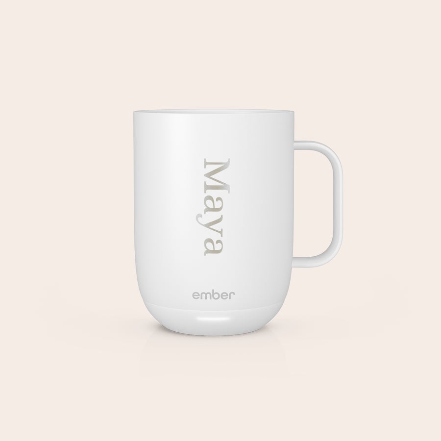 Ember Smart Control Mug Taza Ember Control personalizada blanca con el nombre "Maya" grabado a láser.