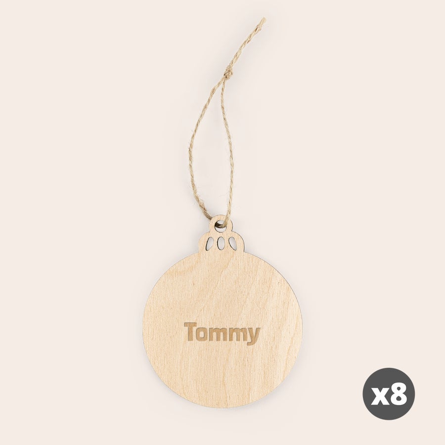 Decoratiuni personalizate de Craciun - Lemn - Gravat - Cerc - 8 buc Decorațiune de cerc de Crăciun din lemn, gravată cu numele Tommy, parte dintr-un set de 8 decorațiuni personalizabile.