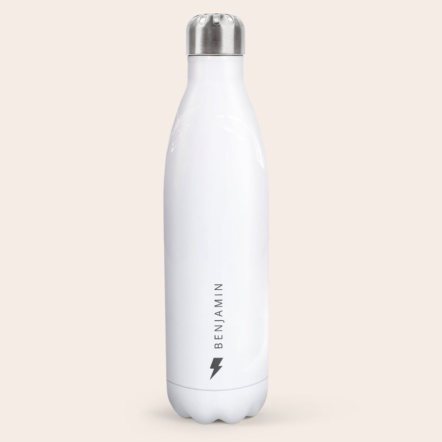 Drinkfles bedrukken Witte gepersonaliseerde thermosfles met de naam BENJAMIN en een bliksemschicht erop gedrukt. Een persoonlijke fles voor elk avontuur.