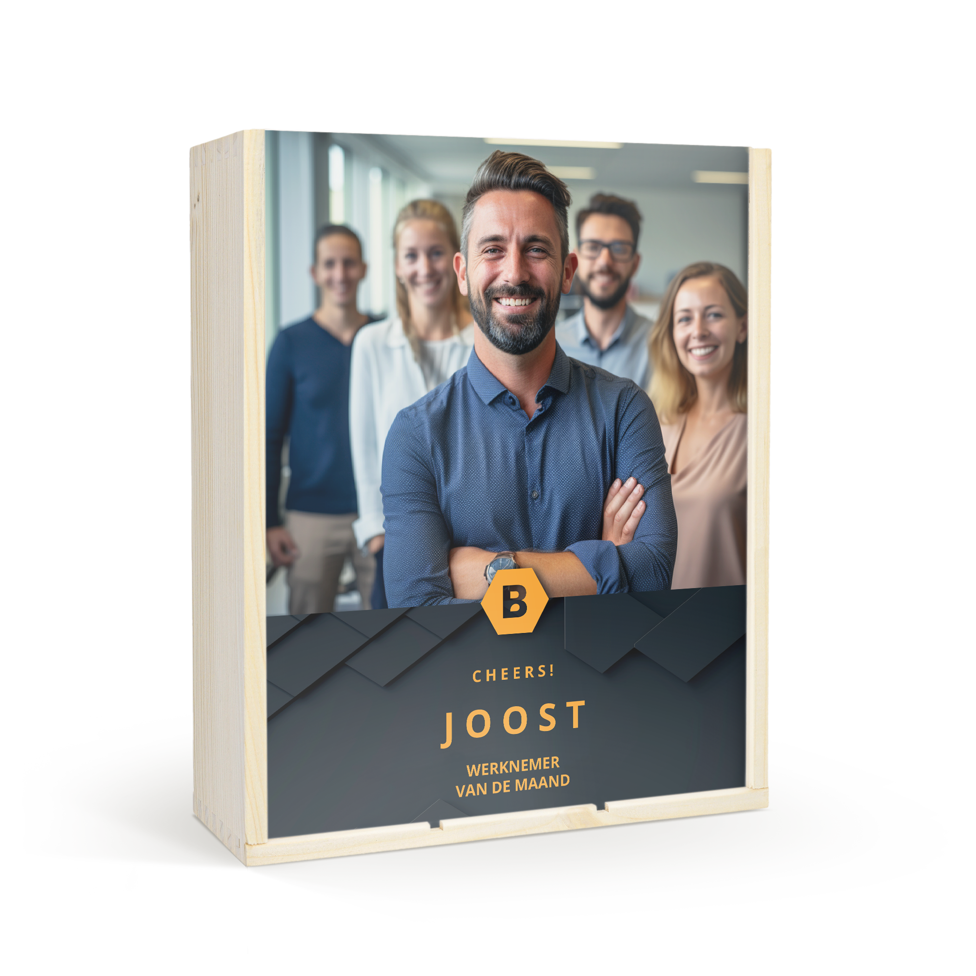 Houten kist met persoonlijke opdruk van een foto en de tekst Joost Werknemer van de Maand