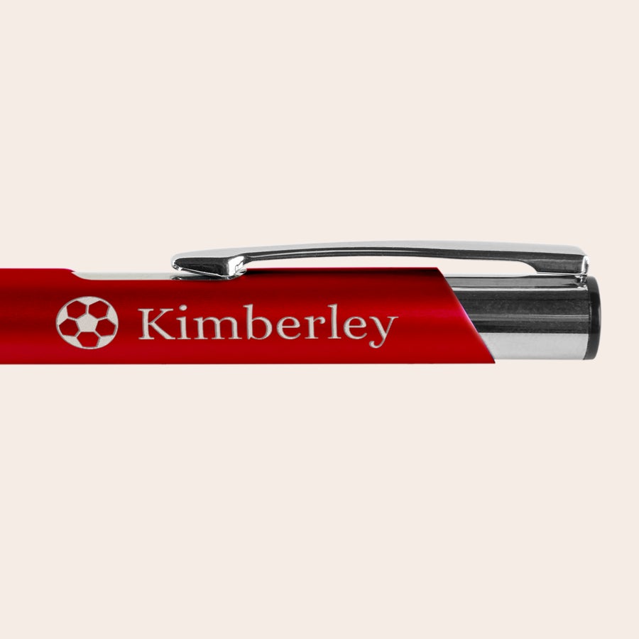 Stylo personnalisé petit prix - Viva Pens Stylo unique rouge gravé avec prénom Kimberley et un ballon de football